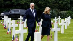 Joe Biden y su esposa, Jill, el jueves en el cementerio americano de Colleville-sur-Mer.