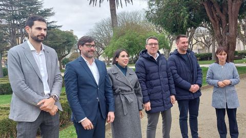 De izquierda a derecha, Pablo Fern�ndez, director xeral de Planificaci�n Enerx�tica e Minas; Emilio Brunquetas, consejero delegado de RdG; Mar�a Jos� Lorenzana, conselleira de Industria, y el alcalde de Ribadeo, el de Trabada y la alcaldesa de Barreiros, tras reunirse d�as atr�s en Ribadeo