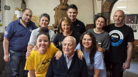 Miguel Álvarez Cañal, en el centro, en una imagen tomada rodeada de sus hijos y nietos