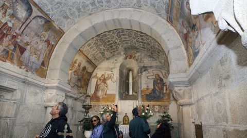 Las tres iglesias romnicas de Sober (en la imagen, la de Santa Mara de Proendos)  conservan importantes conjuntos de pinturas murales de la poca renacentista, todos ellos restaurados.