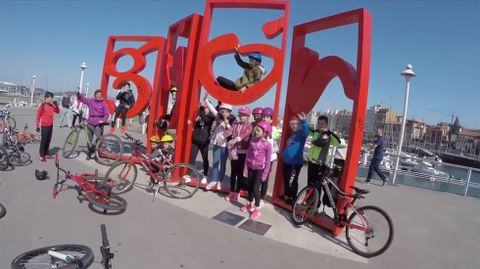 Participantes en una de las actividades de �La Isla de los Deportes� en el muelle de Gij�n