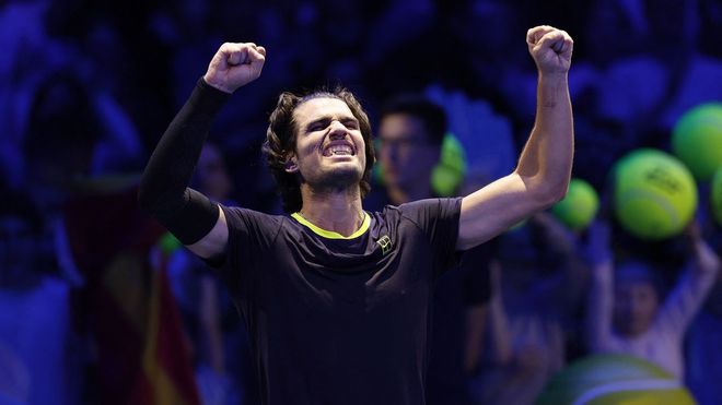 Alcaraz celebra su triunfo contra Daniil Medvedev en Austria.