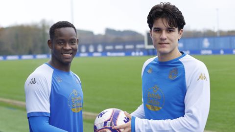 Bil Nsongo y No� Carrillo posan en el D�por Training Center al d�a siguiente de que un gol fraguado por el camerun�s y empujado a la red por el teense catapultasen al Deportivo a los octavos de final de Copa.