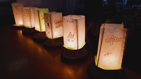 Los candelabros estn hechos artesanalmente por alumnos e interesados en el evento