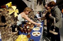 <span lang= es-es >Feria artesanal concurrida</span>. Los puestos de miel, artesan�a y delicatesen gastron�micas se instalaron en la plaza peatonal situada frente al Ayuntamiento de O Porri�o.