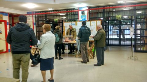 Votantes en un colegio electoral de Gij�n, en las elecciones generales del 10N