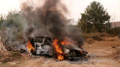El coche de Magdaleno y Campos ardiendo en Xuvia, en el Rali de Nar�n de 1989