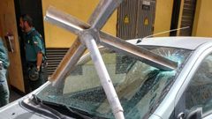 Coche accidentado en Ribadeo al caerle una sombrilla desde una terraza