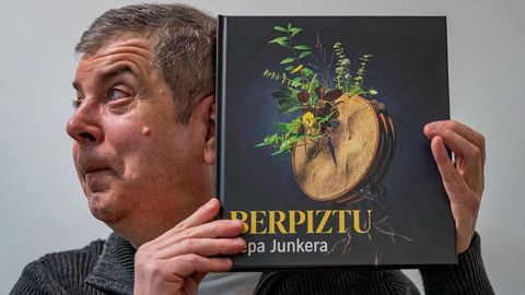 Junkera, con su libro Berpitzu.