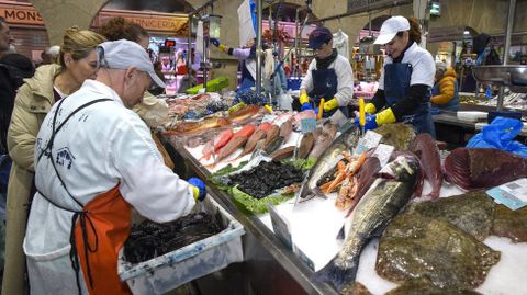 Un puesto de pescados y mariscos en la plaza de Pontevedra este sbado