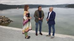 El presidente de la Diputaci�n, flanqueado por el vicepresidente y la concejala de Turismo, ayer en el lago