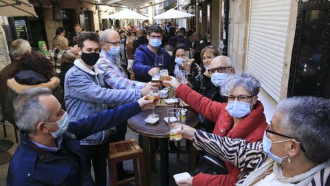 La zona de vinos presentaba -casi- el ambiente propio de un d�a de fiesta