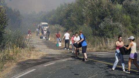 Incendio forestal en Meln, entre las aldeas de Quins y Vilaverde