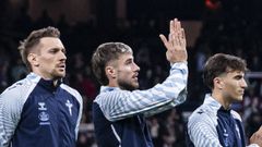 �scar Mingueza, aplaudiendo a la afici�n del Celta tras el triunfo en el Bernab�u.