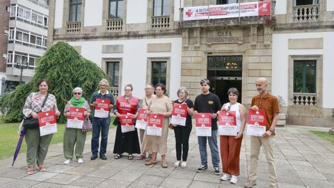 Representantes pol�ticos y de diversos colectivos vecinales, ayer ante el Concello