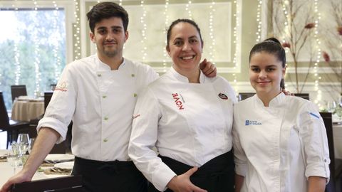 Jacobo y María, con Beatriz Sotelo (en el centro), su profesora en las aulas del CIFP Paseo das Pontes y jefa en Illas Gabeiras