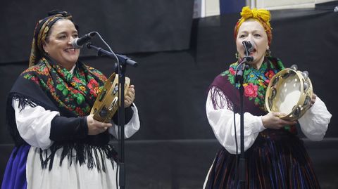 Actuacin de pandereteiras durante la jornada festiva naronesa.