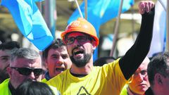 Un trabajador de Alcoa en una protesta