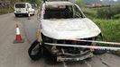 Restos del coche de la EBHI incendiado al inicio de la huelga indefinida en la terminal granelera de El Musel