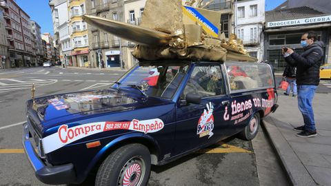 Un coche fúnebre recorre las calles de Lugo para promocionar una casa de empeños