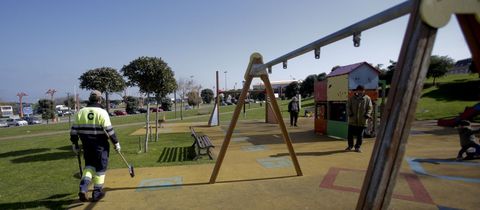 El parque infantil situado en un lateral de la antigua c�rcel apareci� ayer sin columpios. 