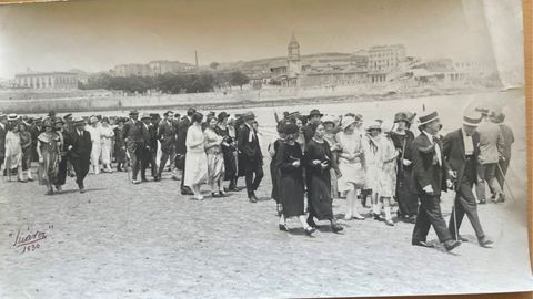 Paseantes por San Lorenzo en una imagen de Constantino Su�rez