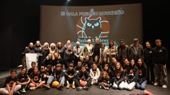 Los galardonados posaron junto a los integrantes de la directiva de la asociacin y un grupo de jvenes integrantes del colectivo