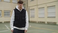 Javi Fernndez, en el patio del colegio ourensano en el que estudi en su infancia