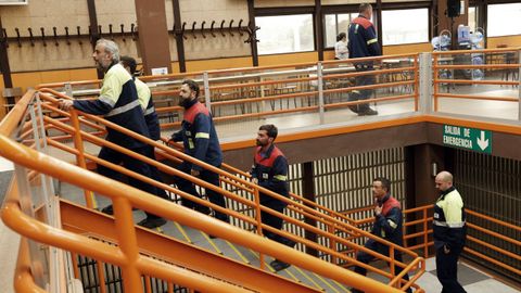Trabajadores de Alcoa encamin�ndose a una asamblea