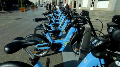 Seg&uacute;n el joven, circulaba en una de las bicis azules que ofrece el Concello cuando fue sancionado por la Polic&iacute;a Local.