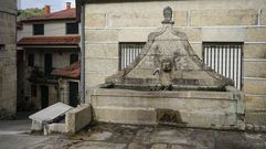 Algunos vecinos de Castrelo de Mi�o usan el agua de las fuentes