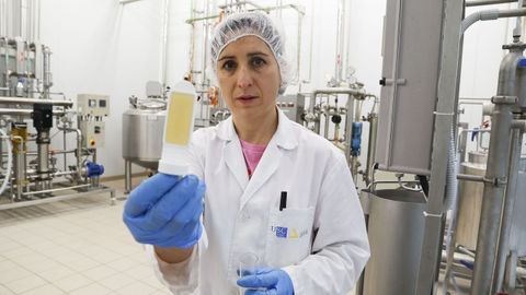 Tania Ferreiro, del laboratorio de microbiologa, recoge muestras.