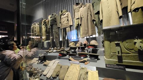 Trajes protectores de los cient&iacute;ficos expuestos en el museo de Harbin sobre la Unidad 731.