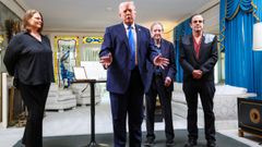 Donald Trump durante una visita a Graceland, la casa de Elvis Presley, ayer en Memphis.