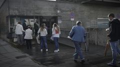 Colas en el centro de salud de Os Mallos, en A Coru�a, coincidiendo con el inicio de la campa�a de la vacuna de la gripe