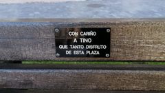 La peuqe�a placa se sit�a en uno de los bancos de la plaza de La Gesta