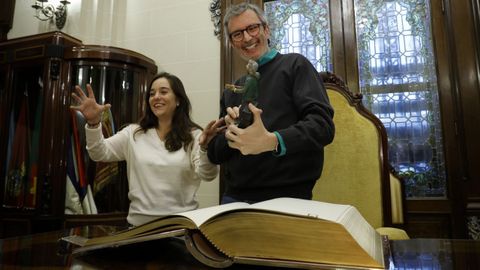 La alcaldesa, In�s Rey, y Xoel L�pez tras la firma en el libro de oro