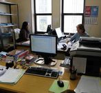 Funcionarios del juez de refuerzo de social, en su oficina. 