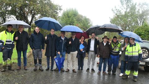 El conselleiro de Empleo, Jos Gonzlez, en el centro, visit Castrelo de Mio, uno de los beneficiarios