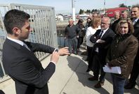 Demostraci�n, ayer, de como con un �smartwaches� y una APP se puede abrir la reja portuaria. 