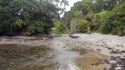 El resto de un molino de mareas hace especial la cala de Río Castro