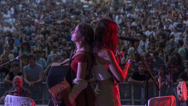 Caama�o & Ameixeiras actuando na praza da Quintana no Trad Fest.