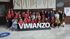 Foto de familia del club Dousxsetenta en la recepci&oacute;n del Concello