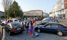 Autobuses, coches particulares, ni�os y padres coinciden cada d�a en los acceso al colegio. 