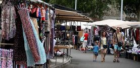 El mercado es, durante el verano, uno de los puntos en los que suelen actuar los carteristas que visitan Cambados. 