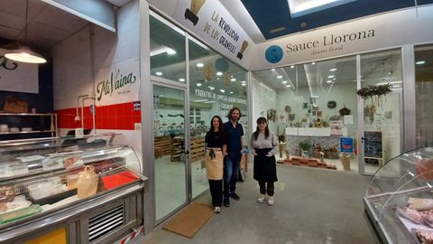 Carolina Rodr�guez, Dani Rocha y Clara Armesto, en el mercado de Elvi�a