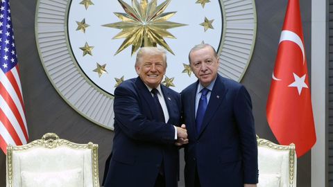 Trump y Erdogan se estrechan la mano durante la ceremonia de bienvenida en Ankara.