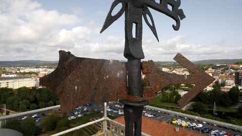 As� de oxidada est� la veleta que est� en lo alto del edificio de los Escolapios, en Monforte
