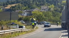 La Guardia Civil de Trfico regula la circulacin, minutos despus del accidente