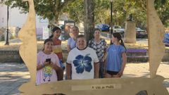 Mujeres mayores y j�venes que participan en el proyecto A Vila do Ma��, en Carballeda de Avia.